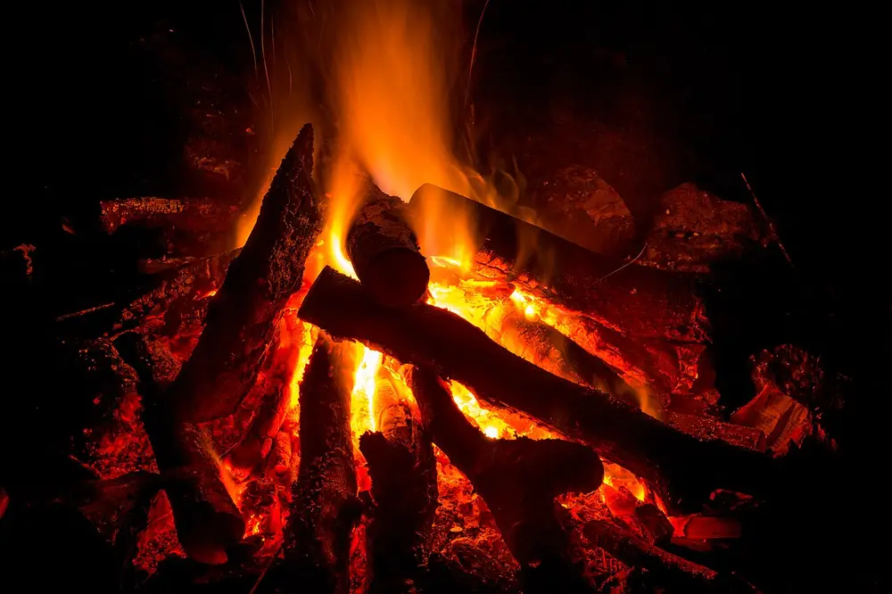 Fogata encendida de noche