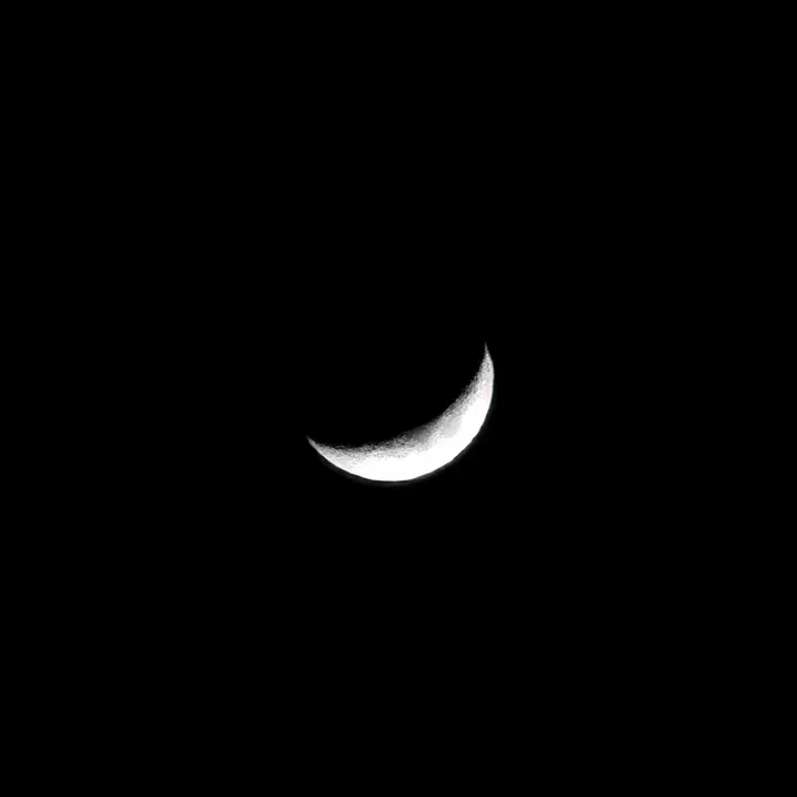Luna creciente delgada sobre un cielo negro