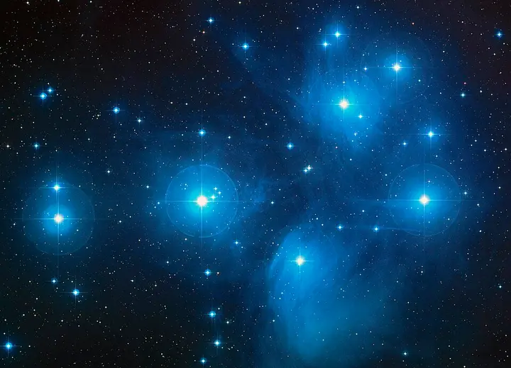 Cúmulo estelar de las Pléyades, estrellas azules