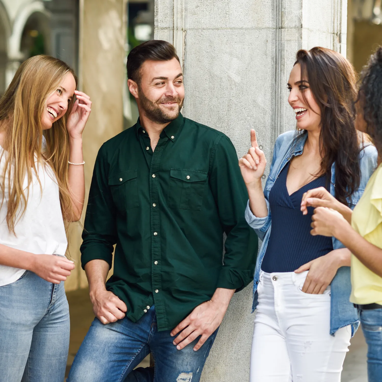 Estudiantes conversando y sonriendo