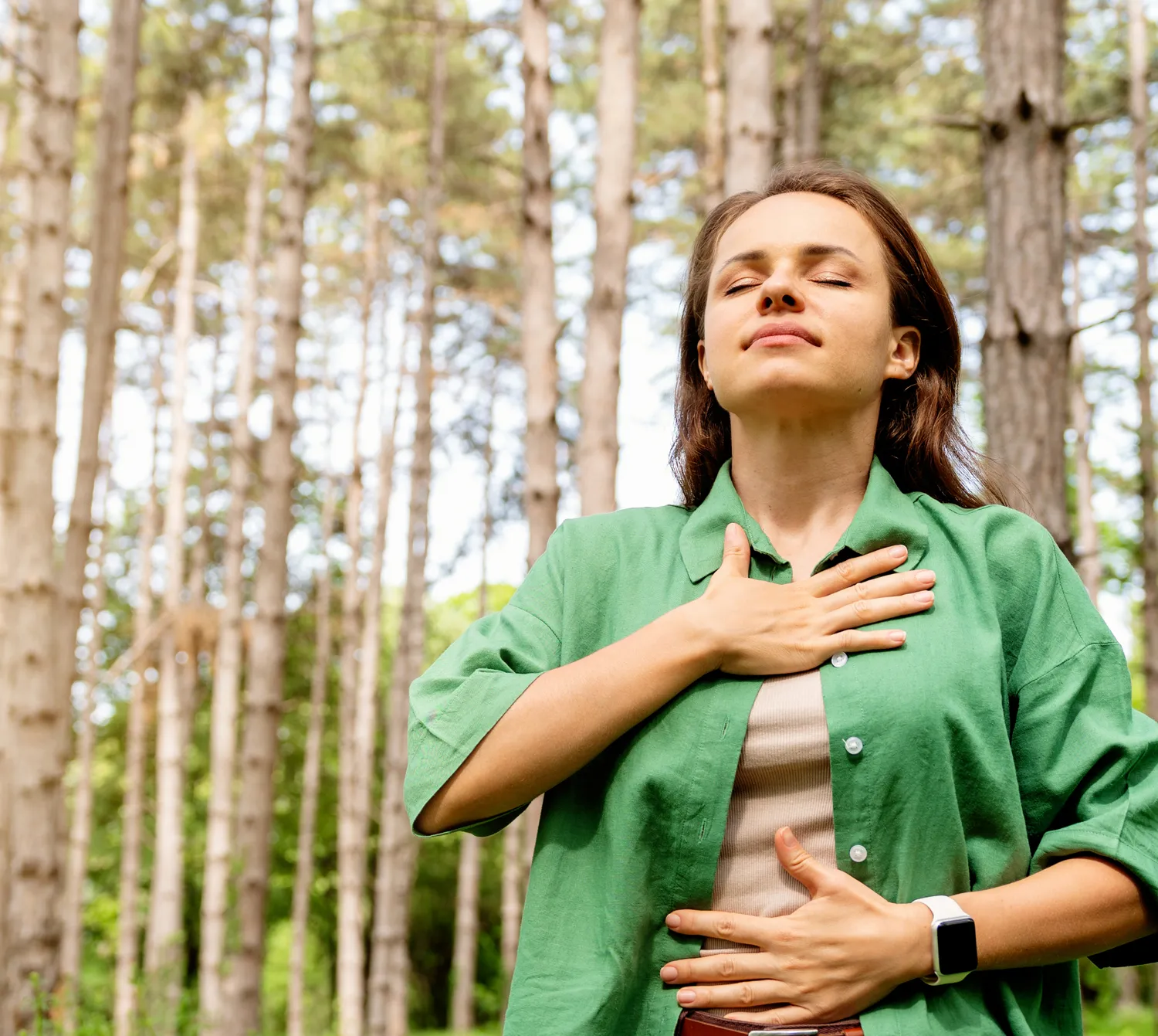Persona respirando con calma al aire libre